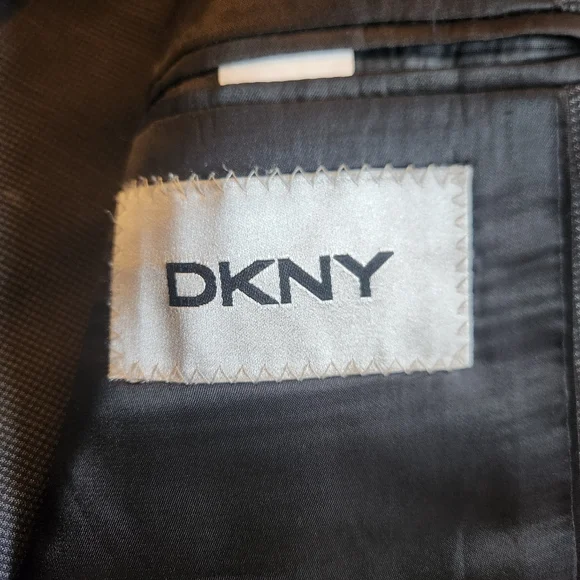 Dkny Men's Dark Gray Check Suit 100% Wool EUC - Picture 4 of 9